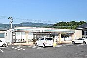セブンイレブン鹿児島喜入店国道226号の喜入寺前交差点に位置するセブンイレブン鹿児島喜入店、24時間営業。3つの道路に面した広大な敷地に乗入れのしやすい駐車場が特徴です。 500m