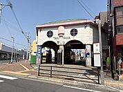 市電 谷山電停日本最南端の路面電車停留場で市電谷山線の終点。全ホーム車椅子使用可。1日平均乗降人員5785人（2015年）出典: フリー百科事典『ウィキペディア（Wikipedia）』 900m