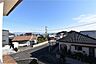 その他：バルコニーからの眺望。家並みの向こうに海を望めます