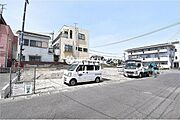 前面道路側から見た現地写真です。敷地の広さや道路との接道状況を確認しやすい構図です。