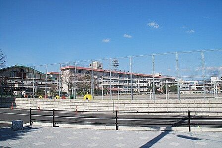 谷山小学校【鹿児島市立谷山小学校】は、谷山中央1丁目に位置する1872年創立の小学校です。令和4年度の生徒数は931人で、37クラスあります。校訓は「すすんで勉強 ゆたかな心 たくましい体」です…