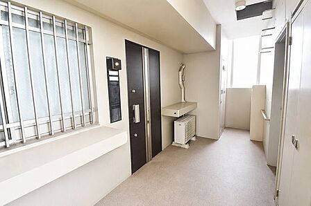 玄関前の共用廊下もゆとりある造り。落ち着いた雰囲気で、住戸まわりもすっきりとしています。