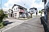 外観：物件周辺の前面道路。現地の道路幅や周辺住宅との位置関係をご確認いただけます。