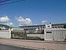 周辺：和田小学校【鹿児島市立和田小学校】は、和田2丁目に位置する1902年創立の小学校です。令和4年度の生徒数は781人で、30クラスあります。校訓は「助け合う子　考える子　がんばる子」です。 1400m