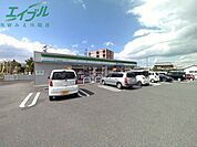 ファミリーマート四日市別名店 363m