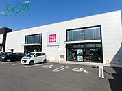ユニクロ三重川越店 509m