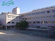 四日市市立中部中学校 727m