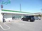 ファミリーマート四日市川島店 645m