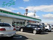 ファミリーマート四日市東阿倉川店 1700m