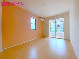 近鉄鈴鹿線 柳駅 徒歩18分の賃貸アパート 1階1LDKのリビング/ダイニング