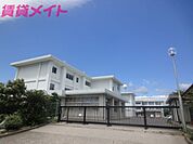 亀山市立井田川小学校 828m