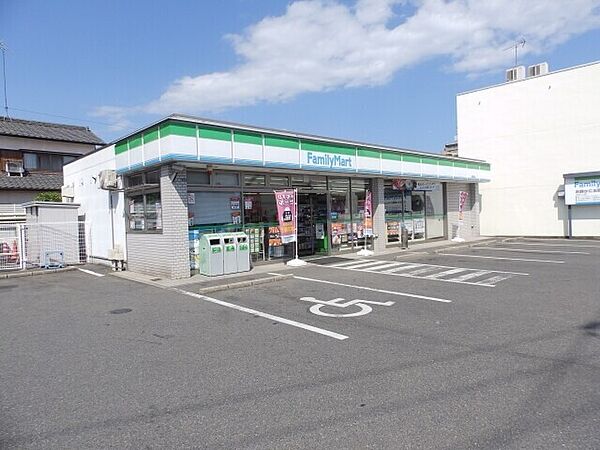 ファミリーマート　津新町店