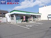 ファミリーマート津新町店 752m