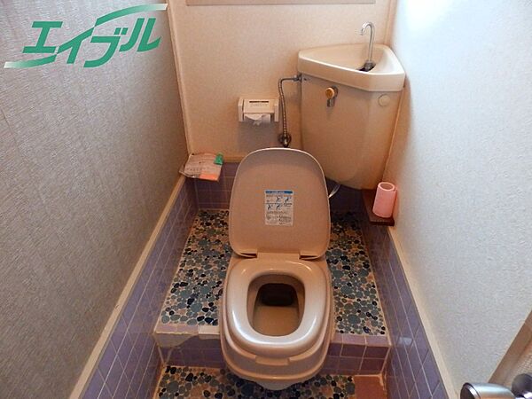 別部屋画像参照　和式のトイレです。