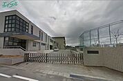 伊勢市立有緝小学校 67m