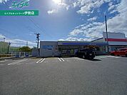 ローソン伊勢船江三丁目店 495m