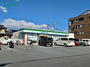 ファミリーマート嬉野中川新町店 477m