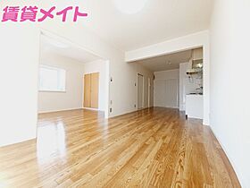 三重県津市川方町（賃貸アパート1LDK・1階・43.74㎡） その3