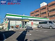 ファミリーマート津栄町二丁目店 714m