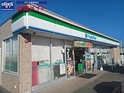 ファミリーマート津みなみ店 356m