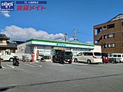ファミリーマート嬉野中川新町店 289m