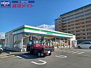 ファミリーマート伊勢中川駅前店 689m