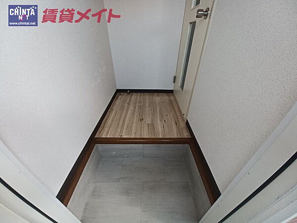 玄関：同物件別部屋参考写真です。