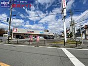 ウエルシア伊勢河崎店 1220m