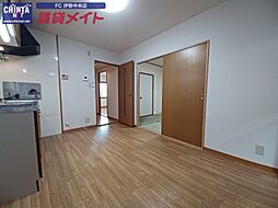 近鉄山田線 明野駅 徒歩4分の賃貸アパート 1階2DKのリビング/ダイニング