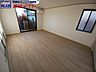 リビング/ダイニング：同建物別部屋反転写真です