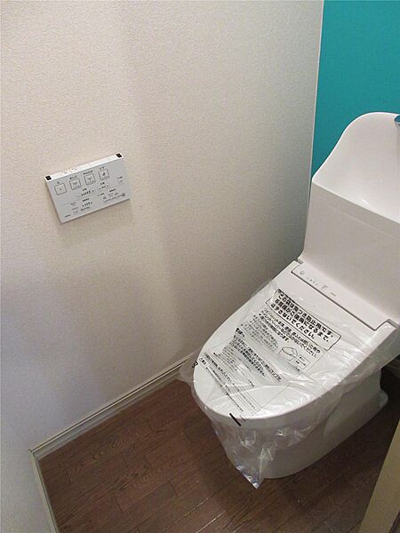 画像10:トイレ便器交換しています。温水洗浄便座付です。