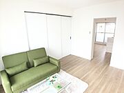 リビングは約6.2帖ございます。（DKと合わせると12.2帖）洋室２を仕切っております3連吊戸を開くとリビングだけで約12.2帖になります。