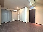 落ち着いたカラーのクロスに交換された主寝室です。エアコンも新しくなっております。