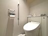 トイレ：【トイレ】清潔感のあるトイレスペース。手すりや収納等使い勝手の良い造り。