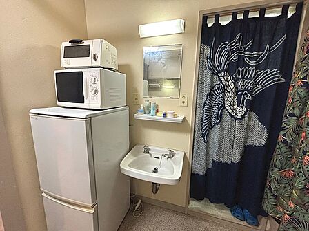 コンパクトな洗面台がございます。