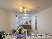 明るく開放的なダイニング。家族とのコミュニケーションが取りやすく、みんなの笑顔が溢れます。