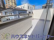 青い空が近くに感じるバルコニーは、爽やかな風をお部屋へ運んでくれます。