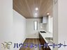 室内：明るい自然光が入る作業スペースを多くとったキッチン採用。夫婦揃ってキッチンに立っても調理がしやすく、家事をしながら会話も弾みます。食器類もすっきりと片付く収納力。