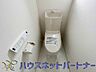 トイレ：いつまでも清潔な空間であって頂けますように、目に留まるだけではなく、汚れをふき取り易いフロアと壁紙をチョイス致しました。