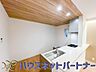 室内：カウンターキッチンなら、リビングで遊ぶ子供の様子を見ながら料理ができるので安心です。料理を運んでもらったり、子供にお手伝いしてもらいやすいのもいいですね。