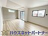 リビング/ダイニング：整然とした空間演出、快適な理想の暮らしの実現は家のみの拘りではなく、そこで暮らす方々にとって素敵な環境であることも挙げられると思います。四季折々の変化が奏でる鼓動を楽しんで下さい。