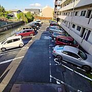 駐車場：敷地内に整備された平置き駐車場、ゆとりある区画で出し入れも楽々