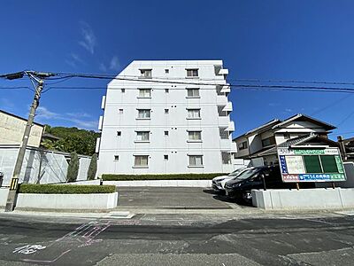 外観：RC造、5階建てのマンションです。