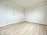 寝室：こちらのお部屋はバルコニーに面しており、日当たり、通風ともに良好です！