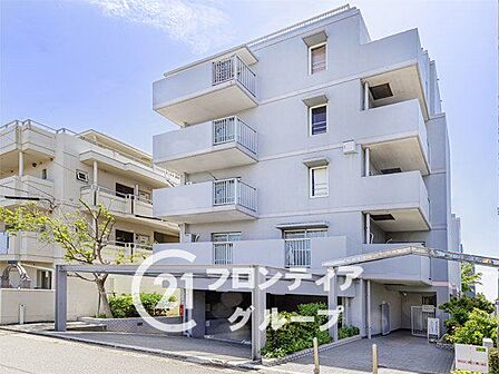海沿いに立地するマンション。美しい景色を日常的に楽しめます
