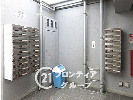 必要最低限の設備が整ったロビーで、実用性を重視した空間です