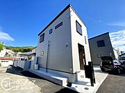 スタイリッシュで洗練された外観が、住む人のセンスを引き立て、日々の生活に彩りを添える新築戸建てです