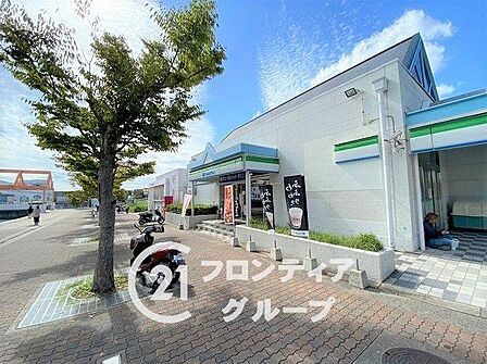 ファミリーマートかすがプラザ店 徒歩4分。 270m