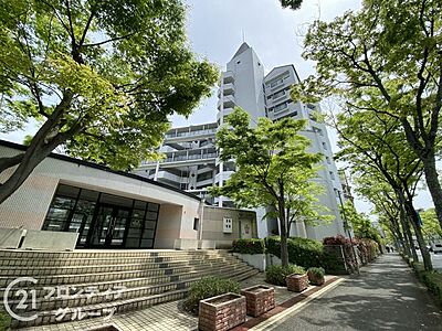 外観：シンプルで洗練されたマンション外観は、住む人のセンスを引き立て、落ち着いた雰囲気を提供します。都会的なデザインが魅力で、住む人に誇りを与える空間です
