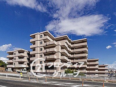 外観:澄み渡る青空に映えるスタイリッシュなフォルムが街の象徴となっています。洗練されたデザインの外観は住む人の誇りを満たし、毎日の帰宅が楽しみになるような風格を漂わせています 外観:澄み渡る青空に映えるスタイリッシュなフォルムが街の象徴となっています。洗練されたデザインの外観は住む人の誇りを満たし、毎日の帰宅が楽しみになるような風格を漂わせています
